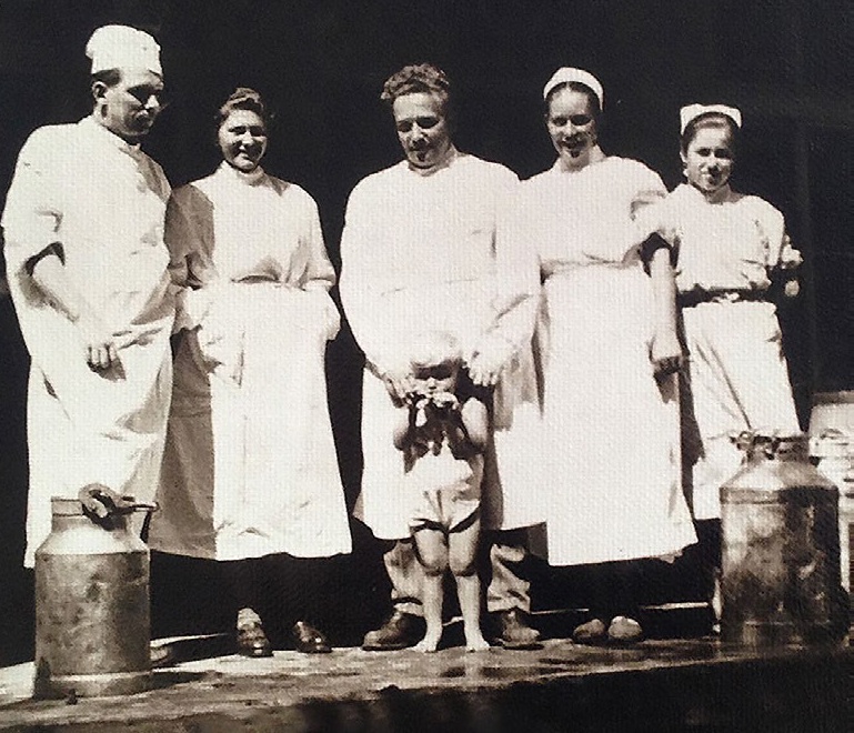 Jan Kubit, dziadek Magdy, i mały Janusz Kubit, tata Magdy, w rodzinnej mleczarni